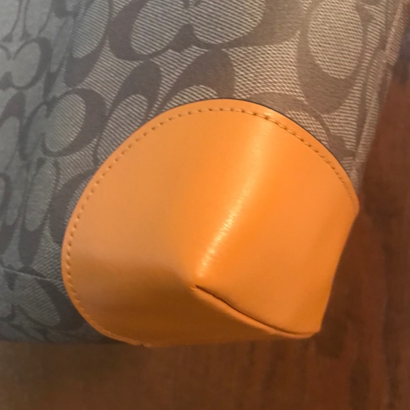 COACH Taylor Tote in Signature - Picture 4 of 6